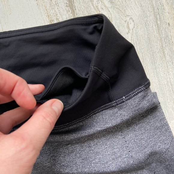 CLEARANCE! Lululemon Size 6 Small Smooth Stride Crop Leggings Heathered Black - Picture 7 of 11